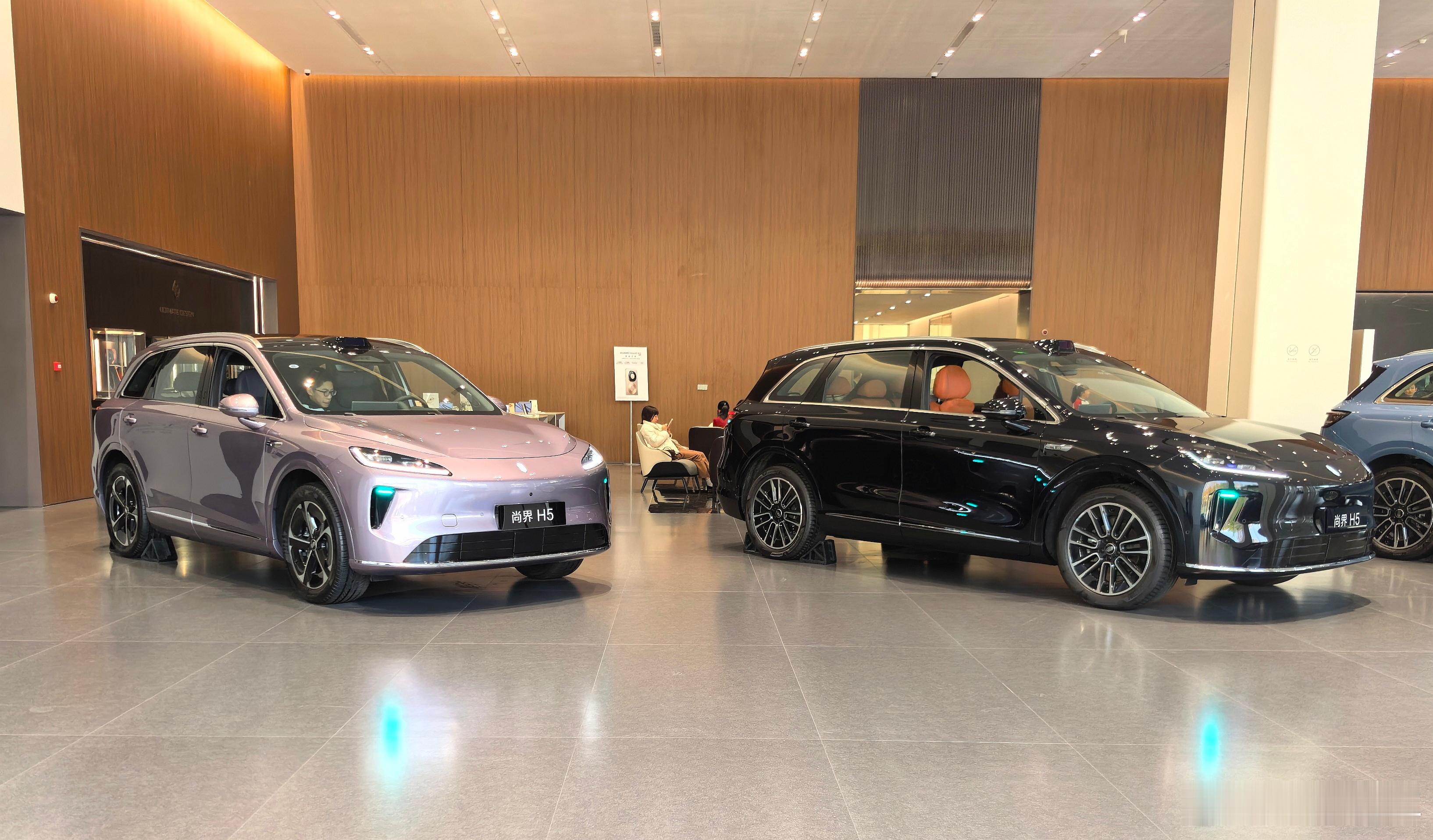 在全国最大一体式鸿蒙智行授权用户中心这里居然还有华为3C体验区，里边手机、电脑、