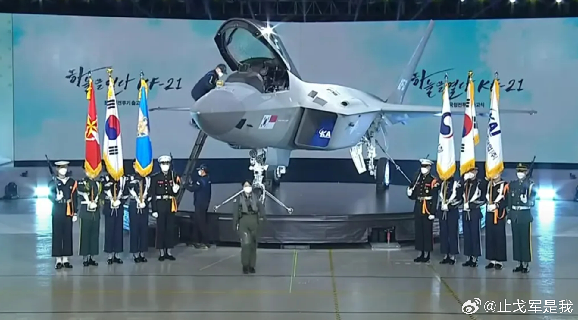 韩国首架量产KF-21下线，李在明称这象征着该国“自主国防的雄心”2026年3月