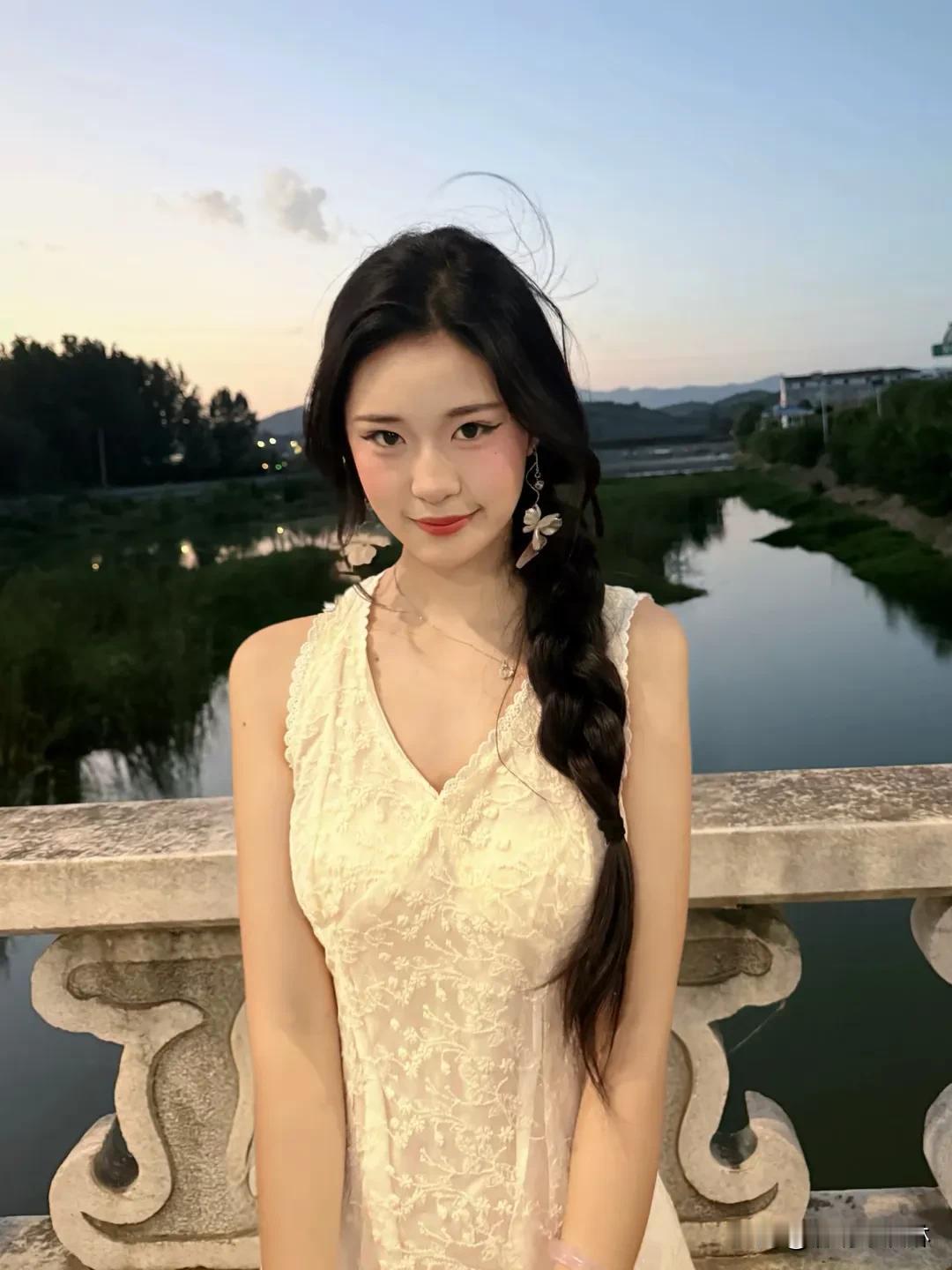 夕阳洒金，河畔独行。  
风撩发梢，心事随波轻淌。  
这一刻，喧嚣褪去，只余温