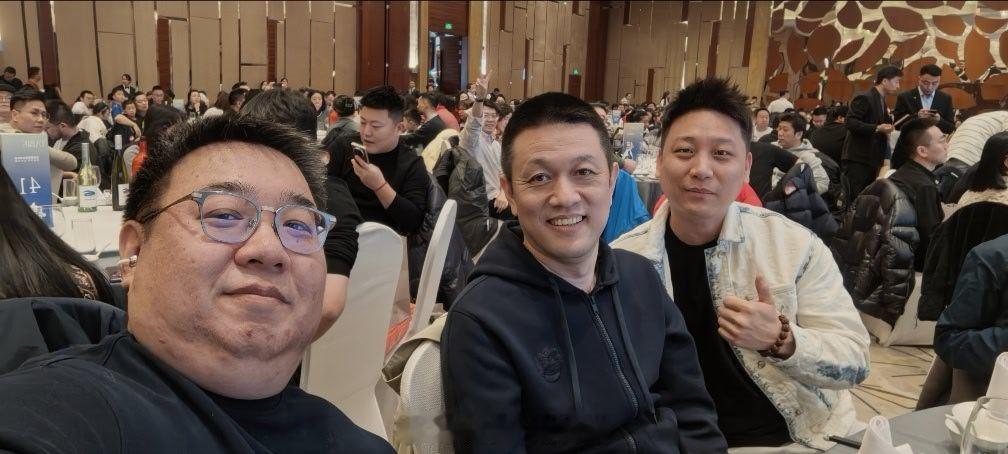 年会合影~和斌哥还有黄义达一桌，怎么能不趁机合影呢老霍随便聊 北京·昆泰嘉晟酒店