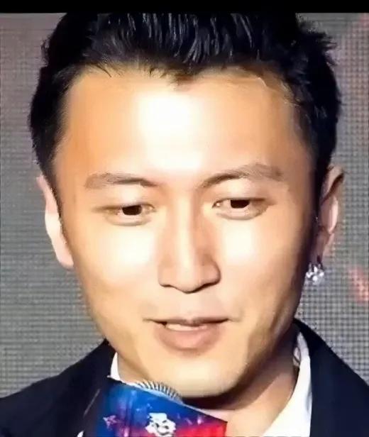 8月7日，谢霆锋又登上了热搜。令人没想到的是，这次不是他和王菲，张柏芝三个人的感