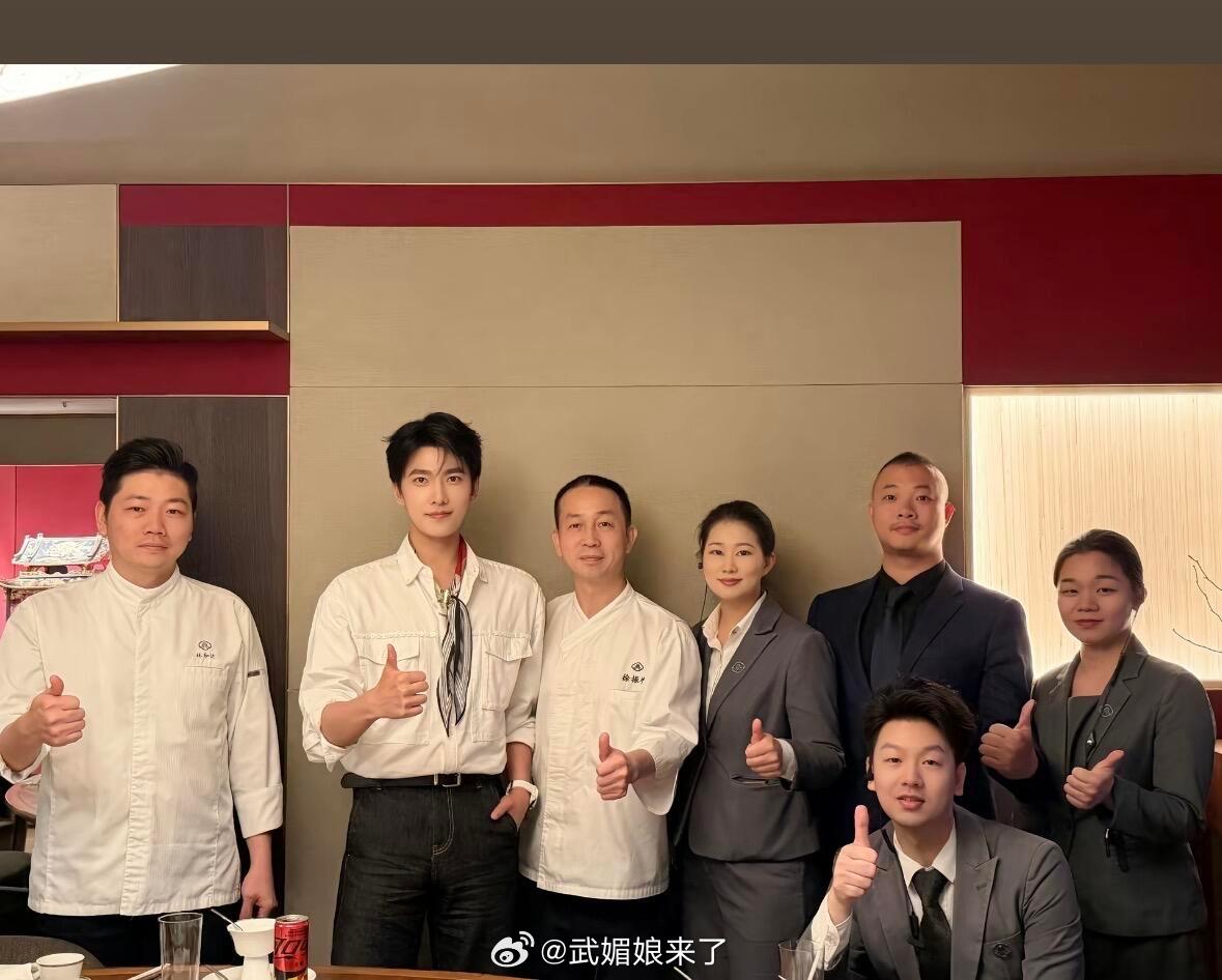 杨洋去吃饭又被合影了非营业的主要露面都是干饭 不是干饭，就是干饭的路上，要不就是