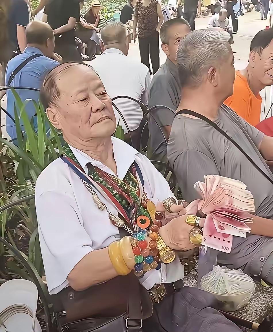 这老头炫富的目的是什么？想找个年轻漂亮的女人？就是有这样的女人，也是奔着他的钱去