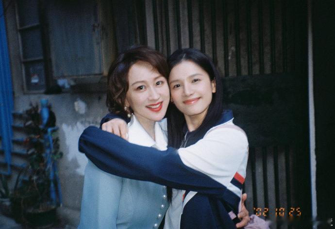 张婧仪告别苗靖张婧仪告别野狗骨头张婧仪告别野狗骨头苗靖有幸见证苗靖的喜怒哀乐，全