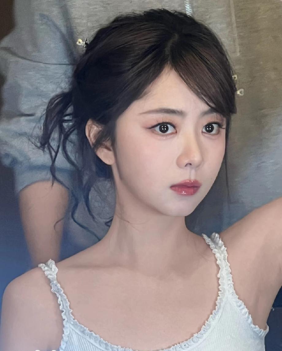 别被“甜妹”这词给骗了，谭松韵那壳子下面，根本就不是什么娇气包。
你以为她就只会