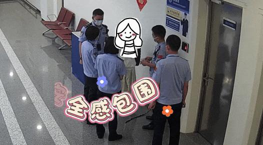 女子被骗子洗脑，一口咬定自己涉密要转20万，南昌边检民警当场点醒，直接拉住她保住