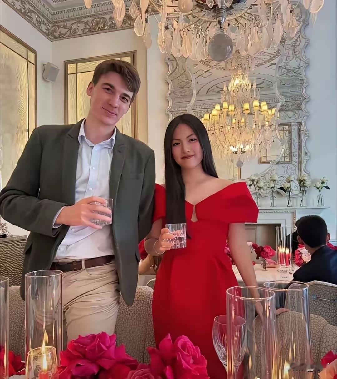 王诗龄早熟啊
小小年纪就混迹于成人圈层
在各种场合
不管是言谈举止
还是着装
都