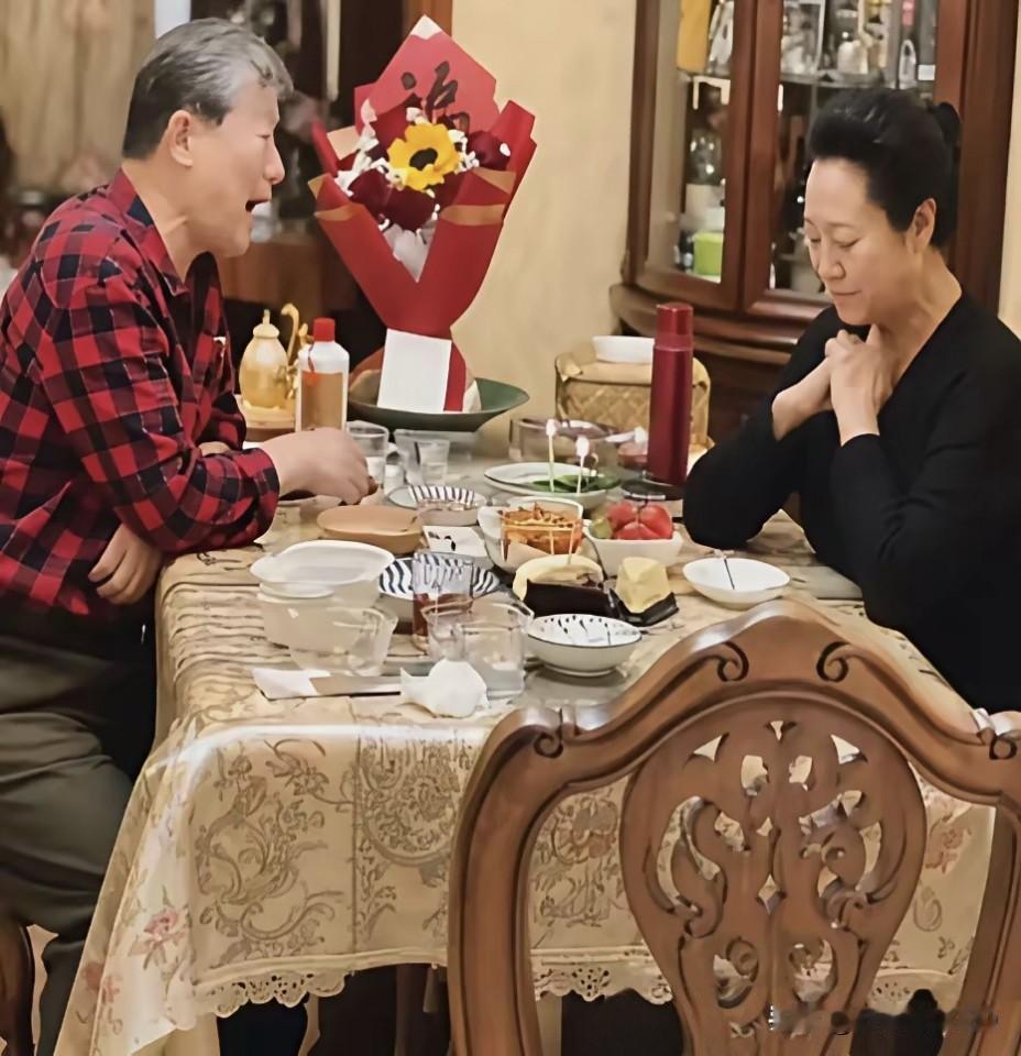 车晓的父母车晓彤和王丽云已经离婚22年，母亲王丽云一直没有再婚，而车晓彤己经再婚
