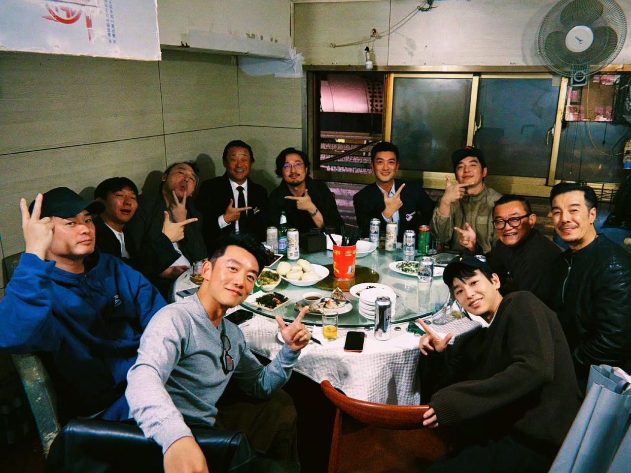 近日演员郑恺在上传一张聚餐照片，里面都是熟悉的面孔，并配文“上戏80周年快乐”。