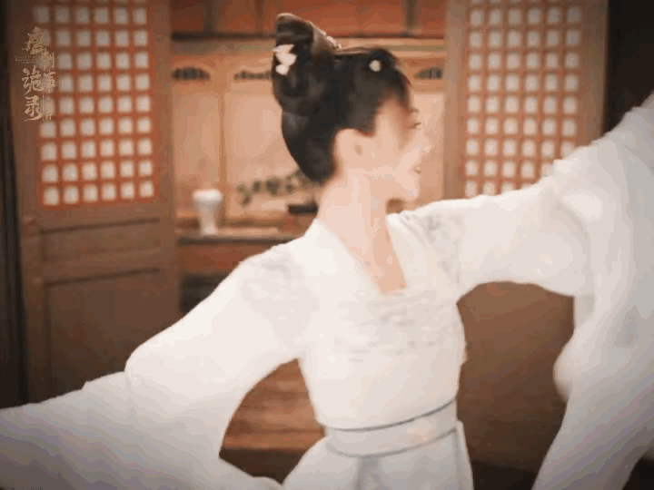 《唐朝诡事录2》喜君穿上卢凌风送的衣服，跟卢凌风去定做大婚的喜服！卢凌风果然没说