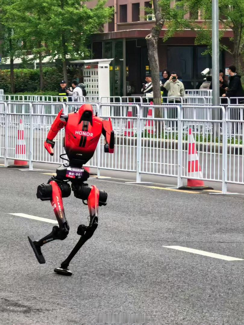 荣耀机器人首战即登顶！亦庄半马一战封神机器人半马冠军出自荣耀2026北京亦庄人形