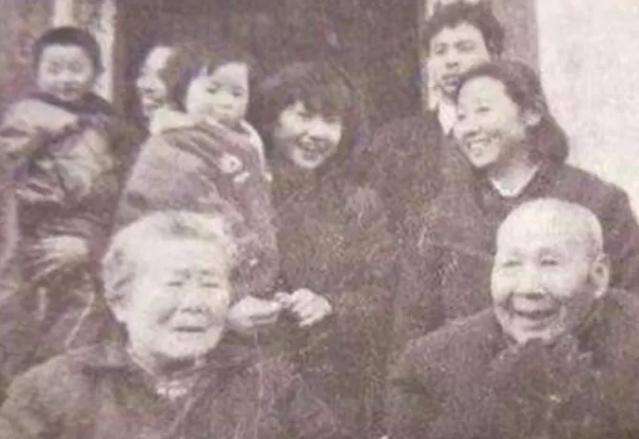 1987年，蒋红英在店里买菜，无意说起自己曾经是红军。店小妹也很健谈，聊起老红军