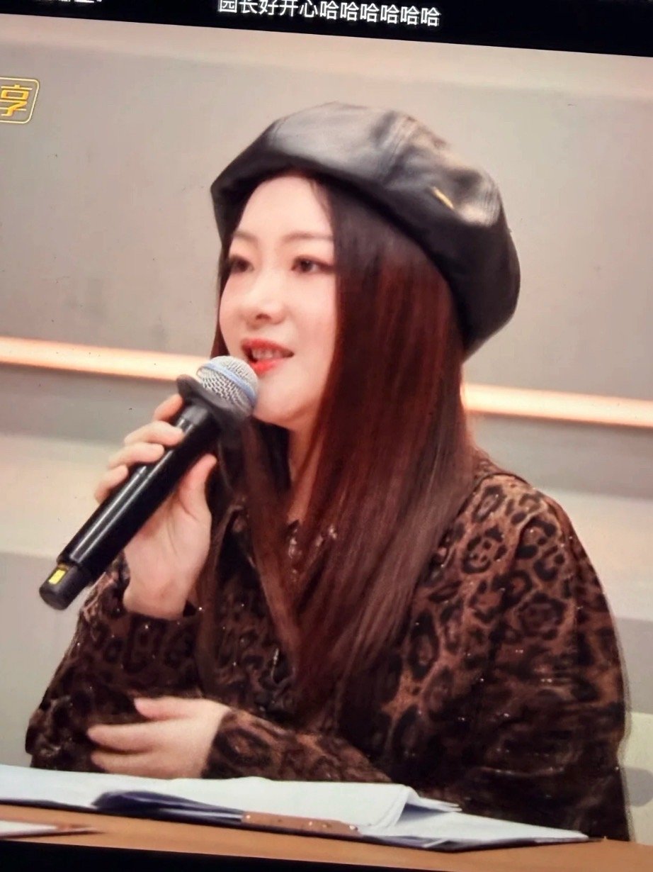 杨画画老师帽子上有虫子在爬 ​​​