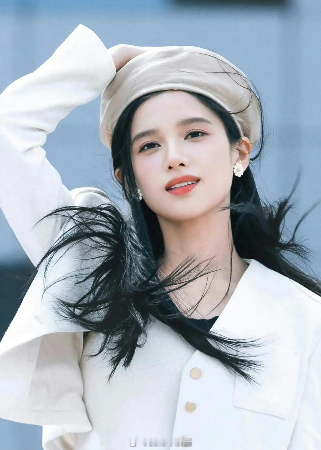 张婧仪和周也。常年被说相似的两张脸，一个是陈坤周迅的养成系，一个是李冰冰选出来力