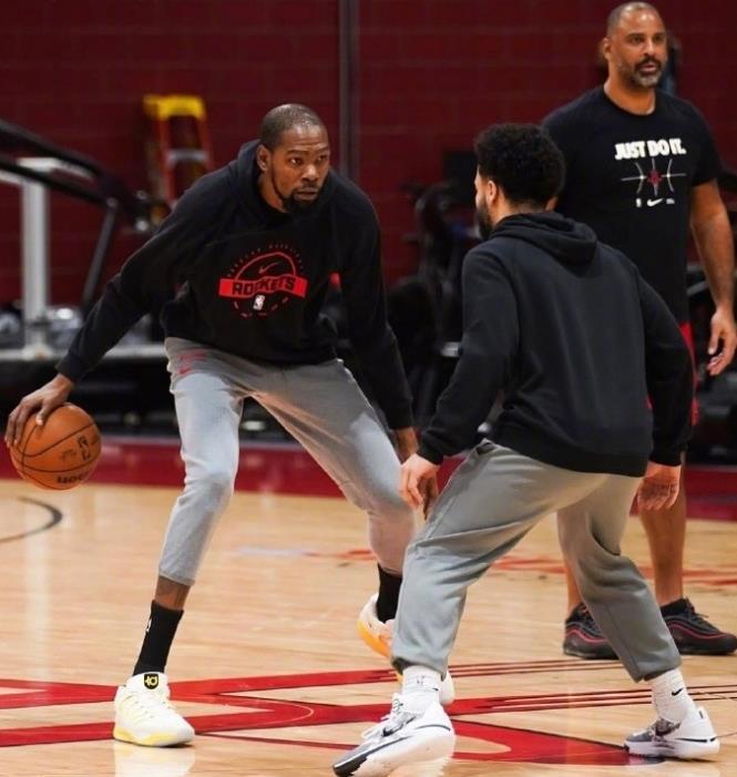 杜兰特在前一场火箭队输给公牛队之后接受了采访。他表示他同意教练所说的一切。因为火