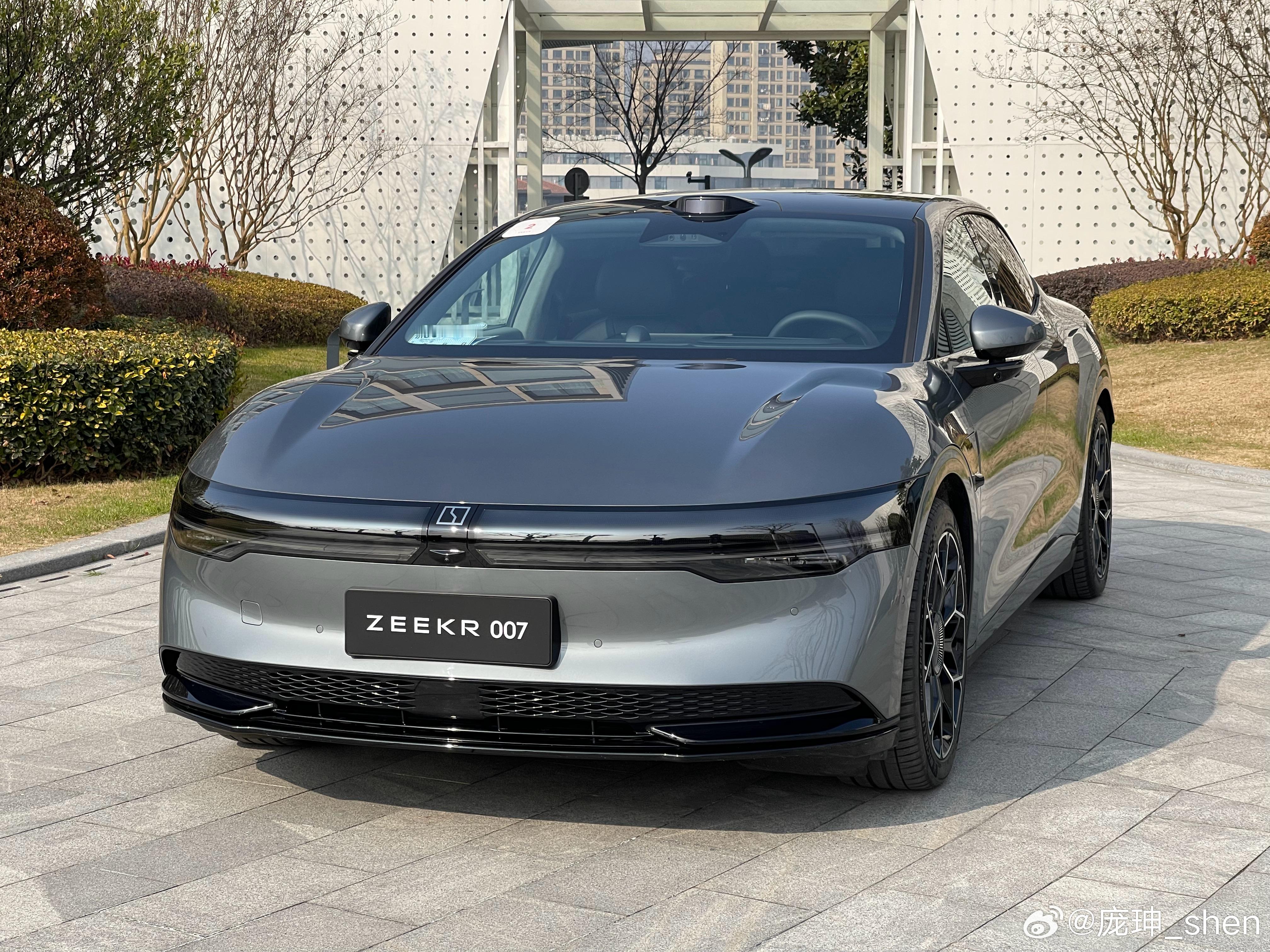 好看不好看，每个人都有不同的答案，但不能否认的是，007是一辆极具设计感的车。 