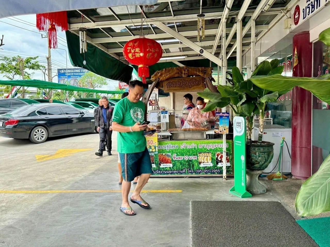 自豪党阿努霆对总理之位已经胸有成竹，据报道，阿努廷悠哉的现身曼谷老字号餐馆蔡钦兴