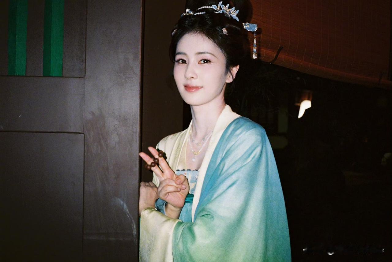 6月14日，恭喜白鹿《莫离》热度破28000，今天是莫离开播第6天，真不容易！