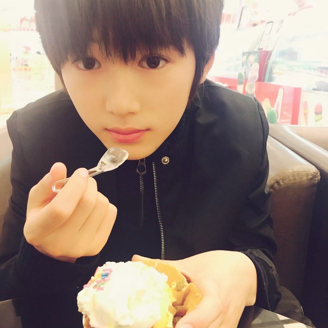 卢昱晓叫宋亚轩珍珠小子哈哈哈哈亚轩的童年照很难认不出来吧~ 