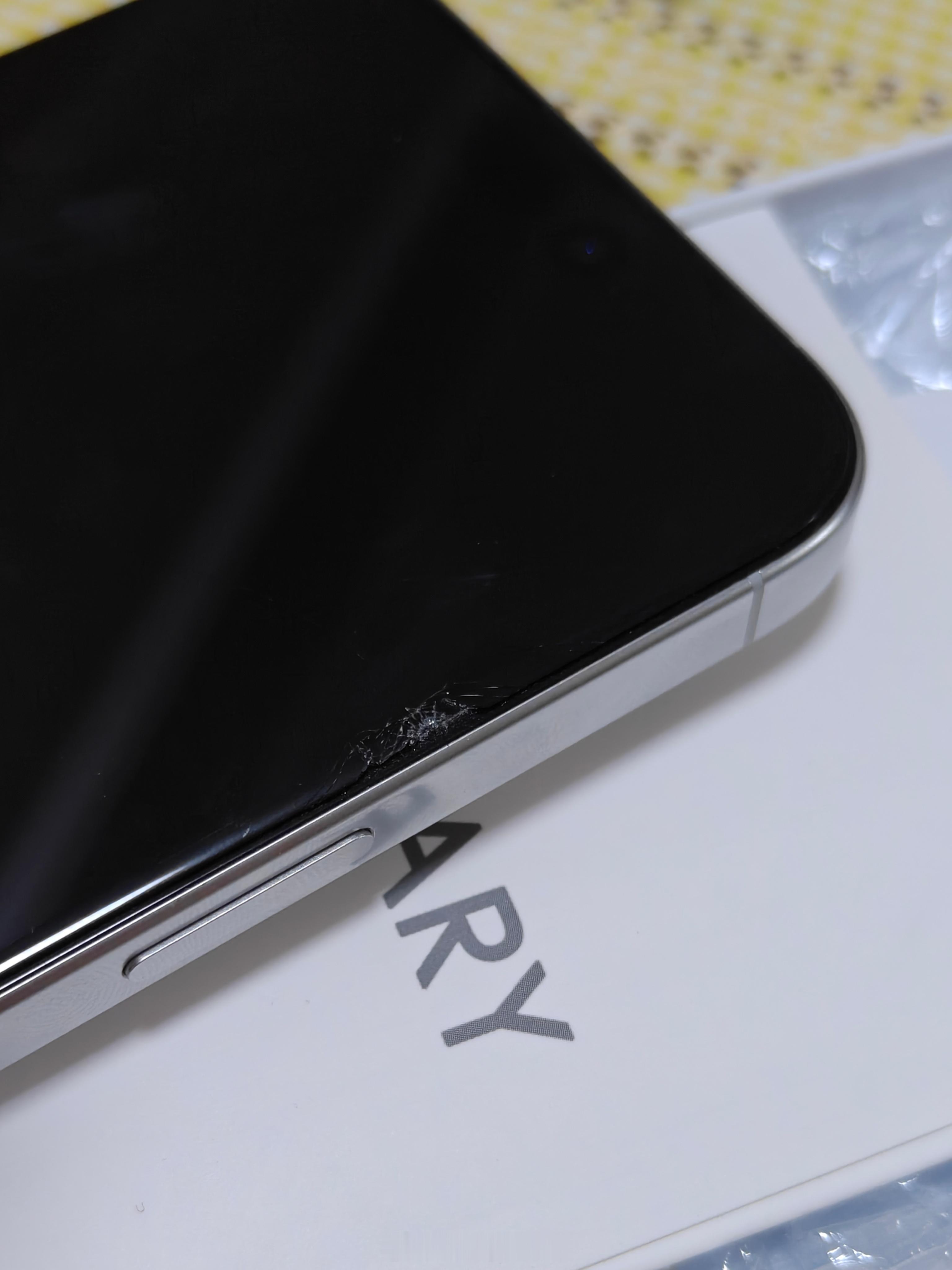 大晚上的出去溜了个车，然后回来发现 iPhone 16 Pro Max 贴膜碎了