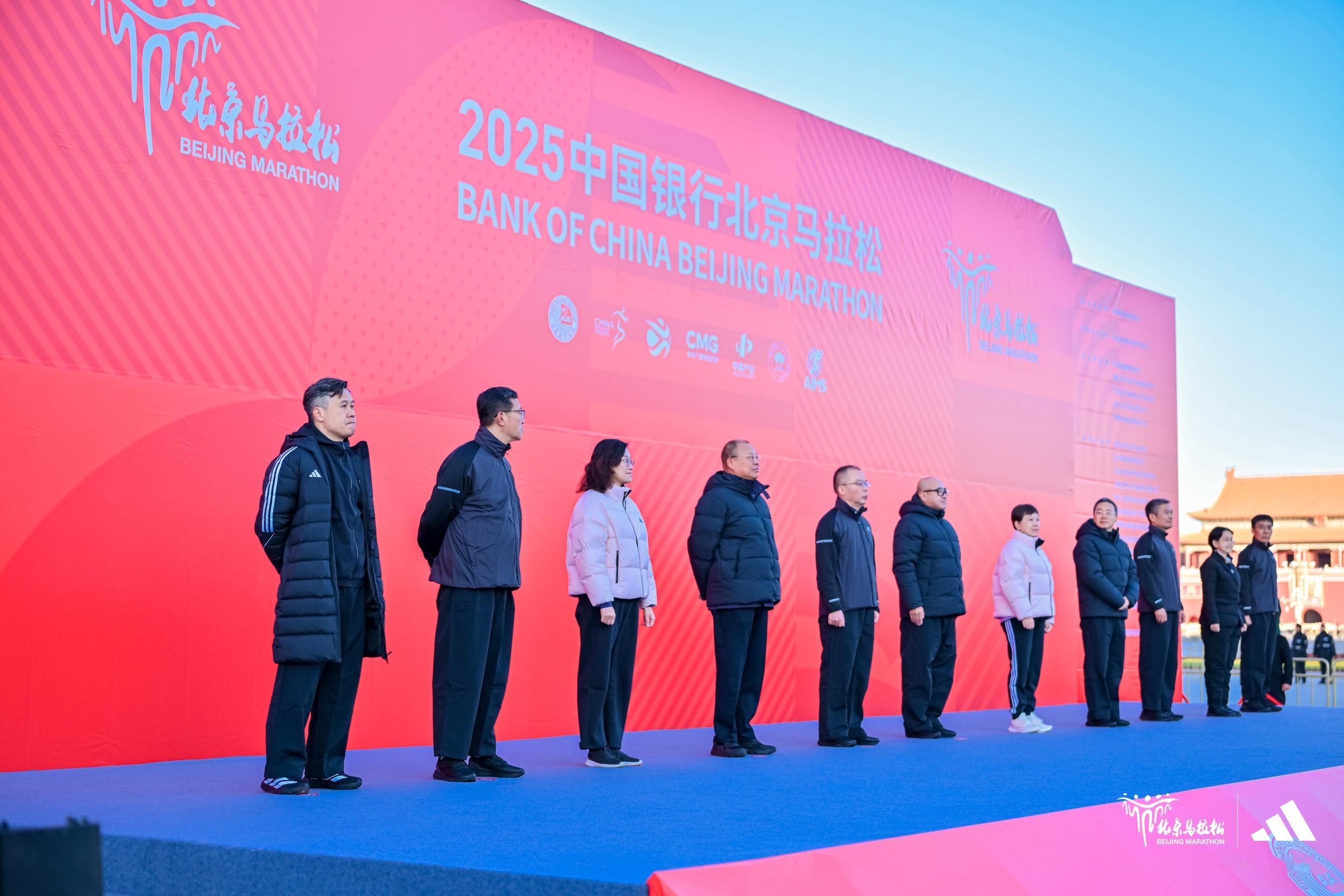 救命！这届北马跑者是开了加速器吗？昨天早上天安门发枪令一响，3万人大军冲赛道，连