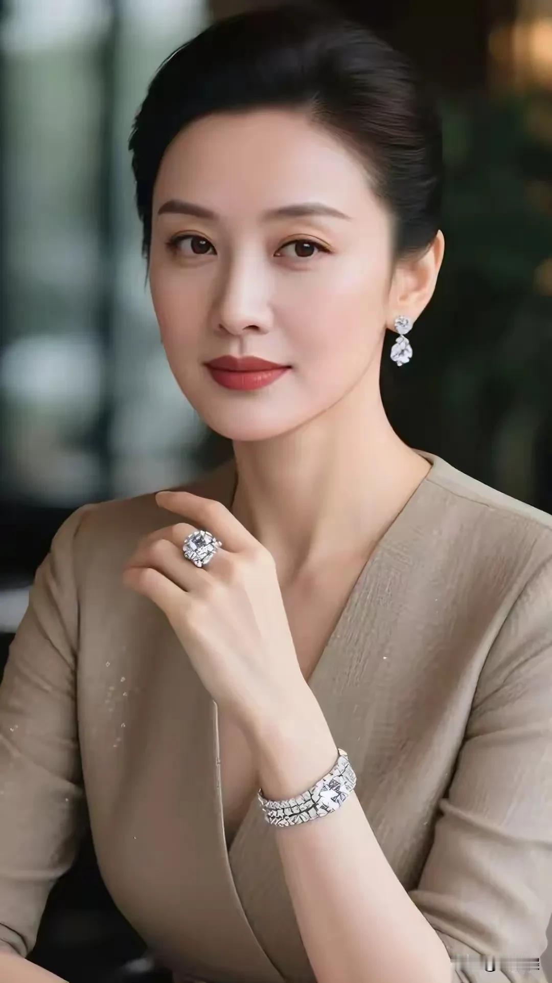 什么样的女人光彩照人？光彩照人就是要体现女人的气质与美貌并存，智慧与美貌并存。这