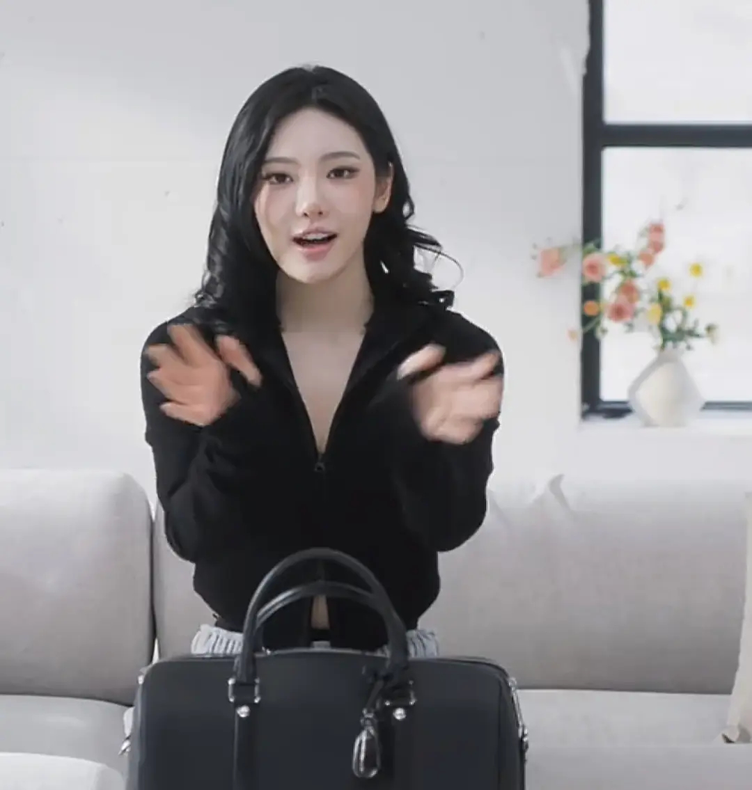 她脸怎么歪了是咬合有问题吗看起来好奇怪 