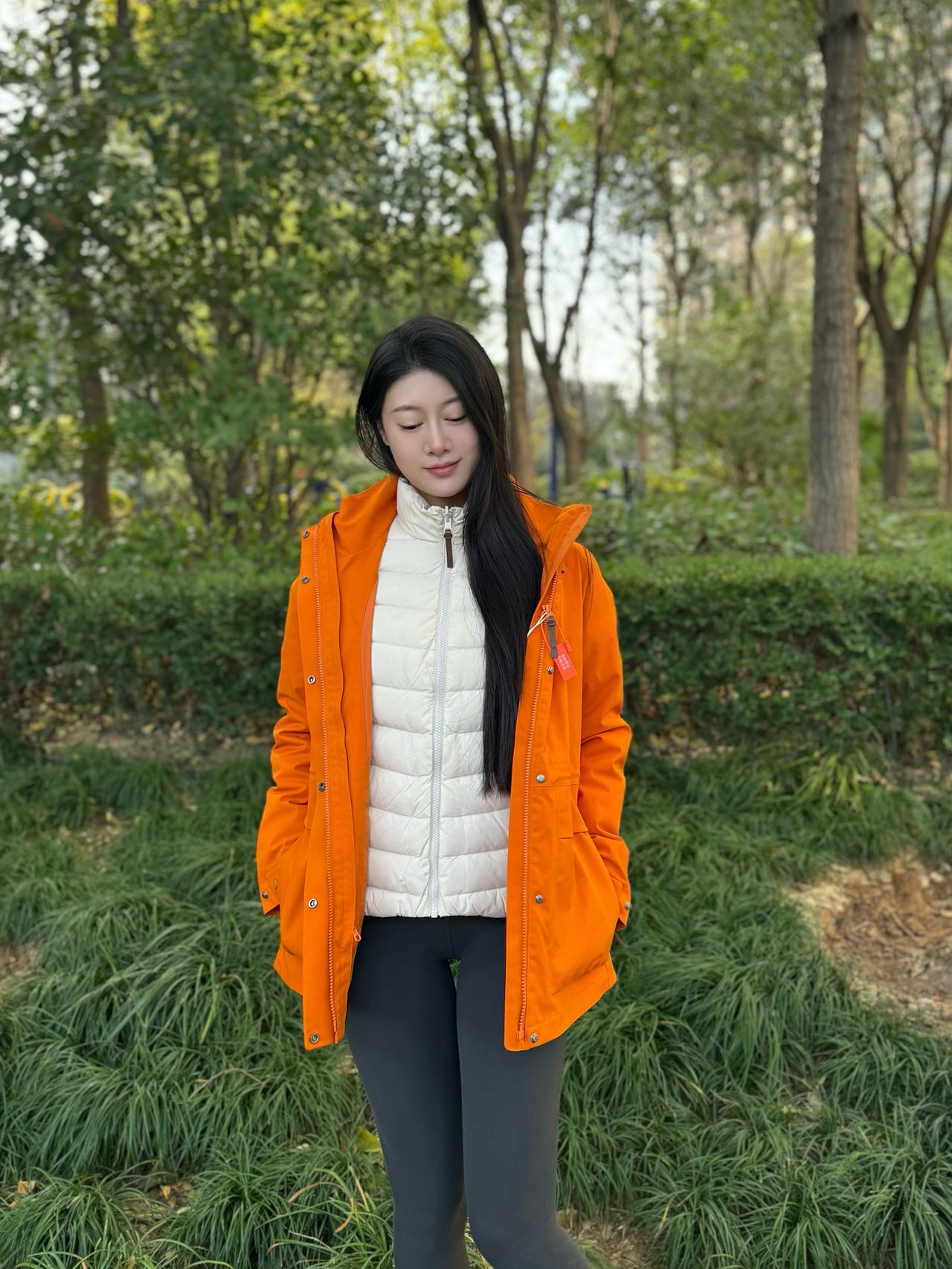 行香子·秋林闲步
 
橘色衣袍裹住秋，林边站着风轻柔。
手插兜儿听叶落，脚踩草屑