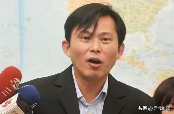 黄国昌说，“台湾人不必承认自己是中国公民，从文化和种族方面来讲，你的阿公或阿祖是