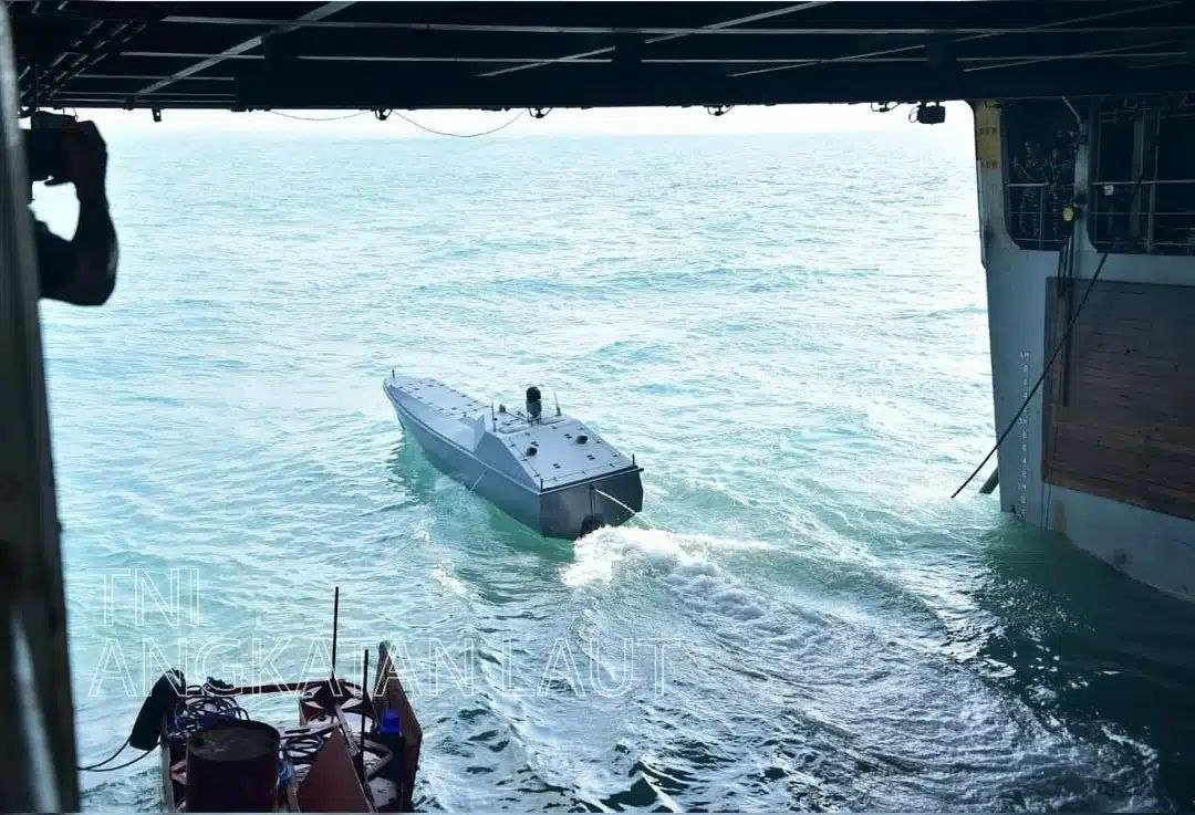 🇮🇩 印度尼西亚推出首款国产海上自爆无人艇，并对新型打击系统进行全面测试 热