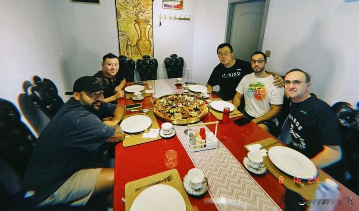 大韩绝对安排的明明白白[赞][赞]
今天回沈阳，大韩带着楠哥请三位西班牙籍外教吃