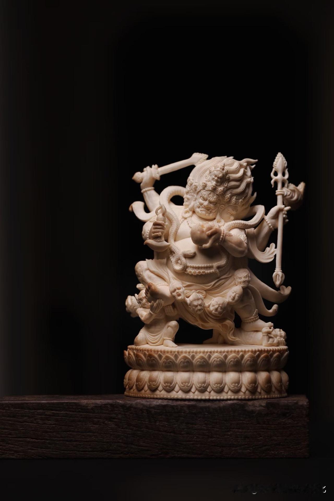 为何忿怒威严，亦是藏着慈悲守护？

藏传造像的力量之美，藏于细腻手工雕琢之间。
