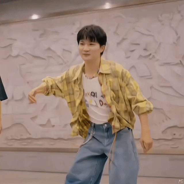 周深  周深等光来舞台 【圈宝和米说午安】风藏入时间缝隙，悄悄在云霞边栖息，点点