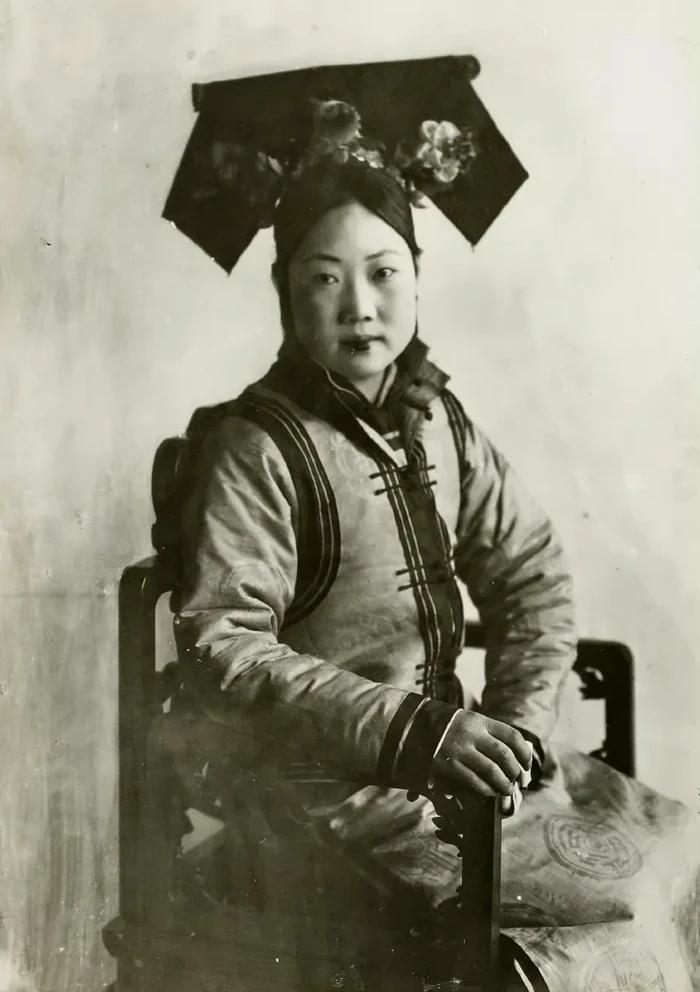 1910年，清朝灭亡前夕的贵族女性。