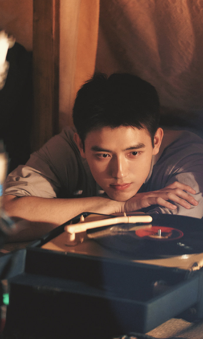 陈飞宇方穆扬V指破9 网双爆的纯真年代的爱情 陈飞宇方穆扬V指破9，恭喜陈飞宇第