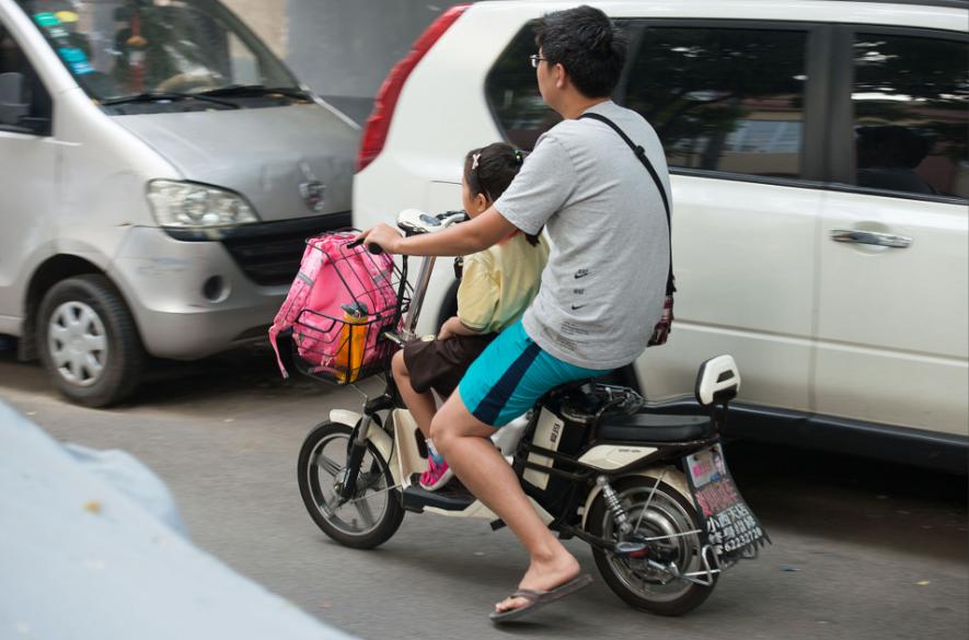 电动自行车限速可分两档，一种35km可载一人，一种25km可载3人
事实上，现在