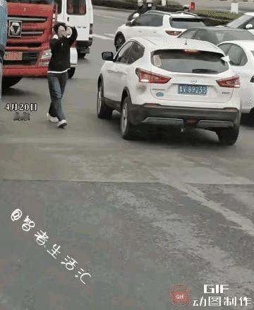 疏导交通也是个技术活，懂行的很快能疏导开，不懂得越疏导越乱。

为女孩的行为点赞