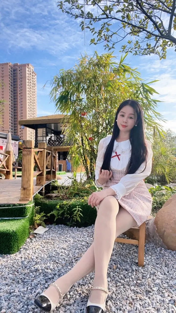 余生很短，一定要去爱一个“一见你”就笑，“一见”你就笑的人！