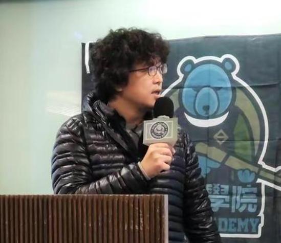 沈伯洋不敢嘚瑟了！


沈伯洋的姿态软了下来。
之前种种表演，看似强硬，
背后却