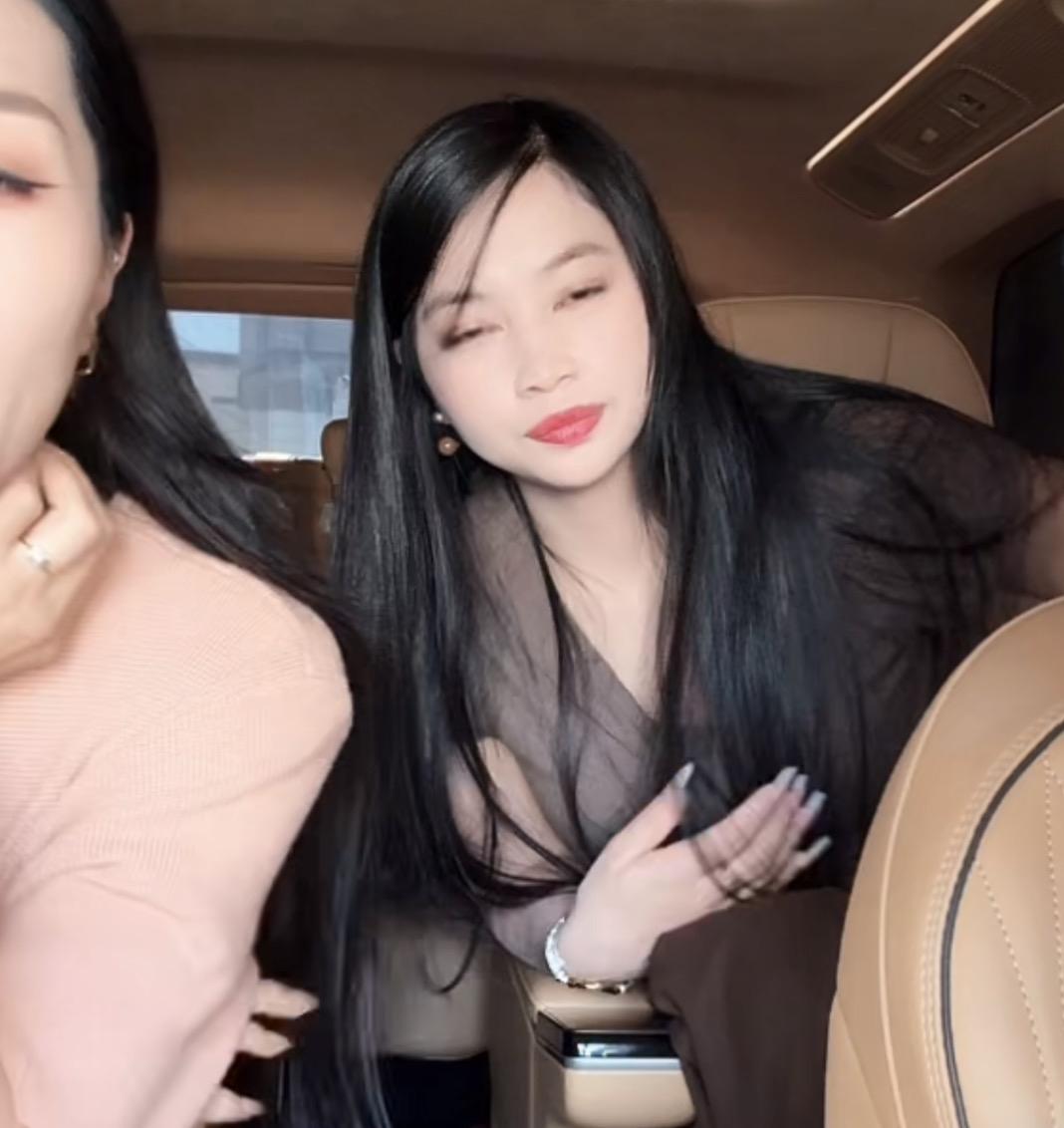 天大笑话，小杨提出来让石头当他的姐姐生活在一起，小杨跟婷婷结婚跟石头离婚，婚姻当