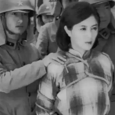 1945年，26岁的黄美英被日寇抓到后，扒光她的衣服，准备对她动用 “剐刑”。一