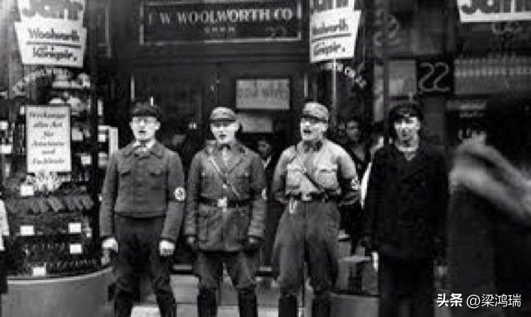 这张历史照片记录了 1933年4月1日，纳粹在德国发起的针对犹太人拥有的商店、百