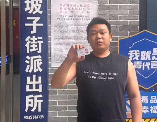 网红王扁摆摊遇袭后续：前经纪人持刀带锤行凶，全程同归于尽架势
