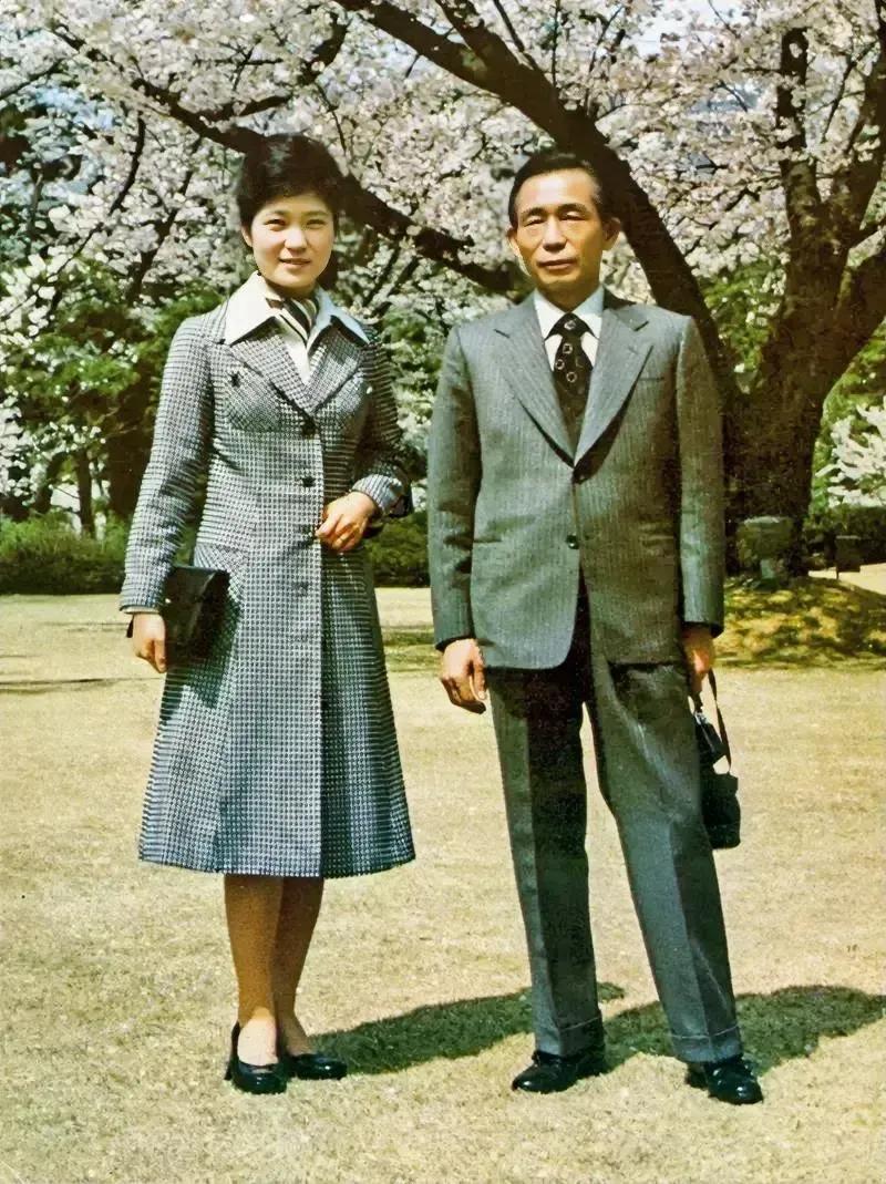 这是70年代，朴槿惠和父亲，留下的一张合影，那时的她正是二十岁出头的年纪，风华正
