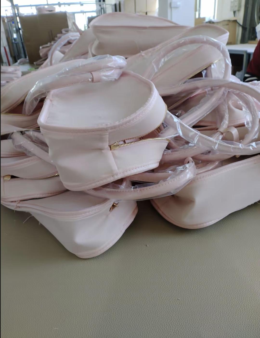 今年没回湖北老家。车票太贵，红包算下来比两个月工资还多，干脆留深圳厂里剪线头。流