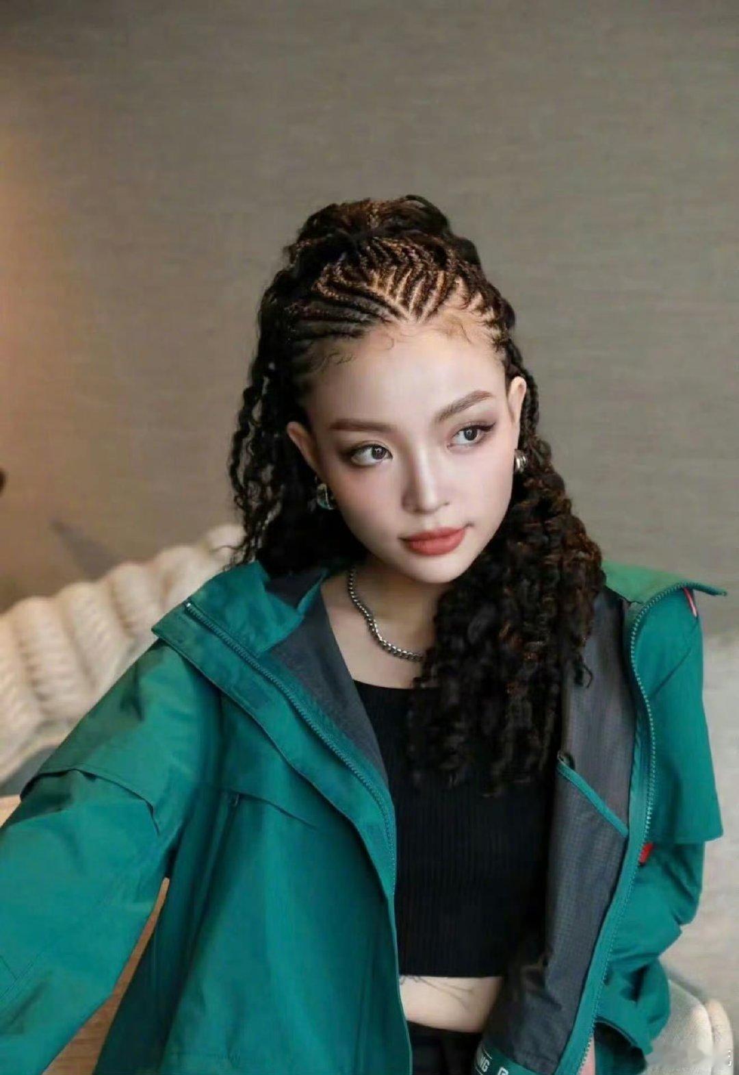 当犀利的说唱女王遇上自嘲型脱口秀演员，化学反应可想而知。VaVa和哈哈曹的互怼已