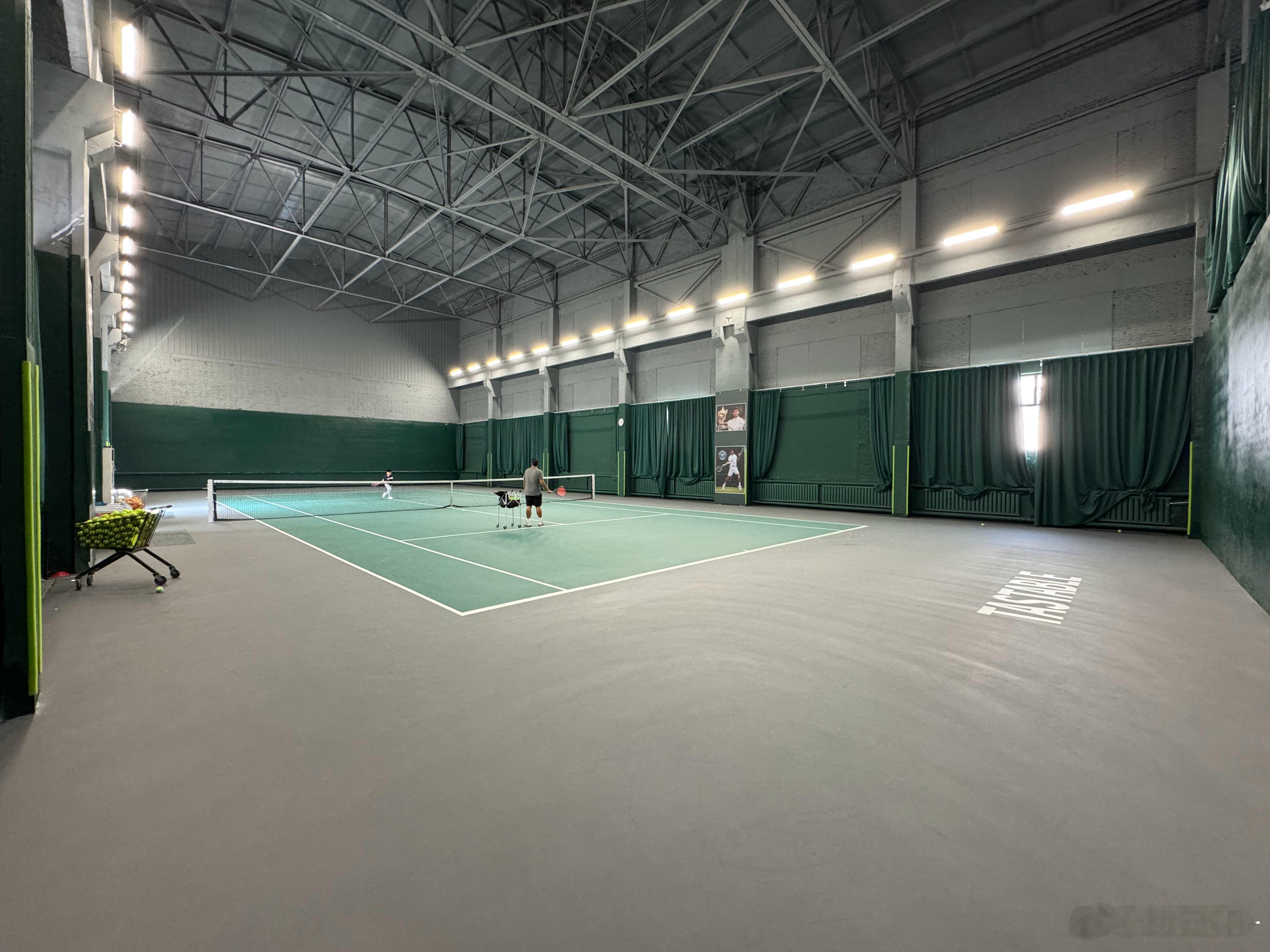 第一次陪娃上网球课这场地也太好了吧 我也想上去打两把可惜我不会 只能捡球胡说不胡