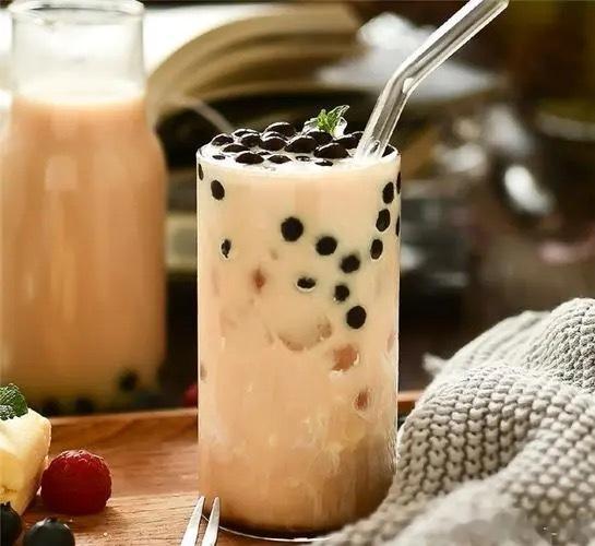 #千万不要长期喝奶茶#奶茶属于高糖饮料，含有大量的糖分，一杯奶茶甚至能够达到9.