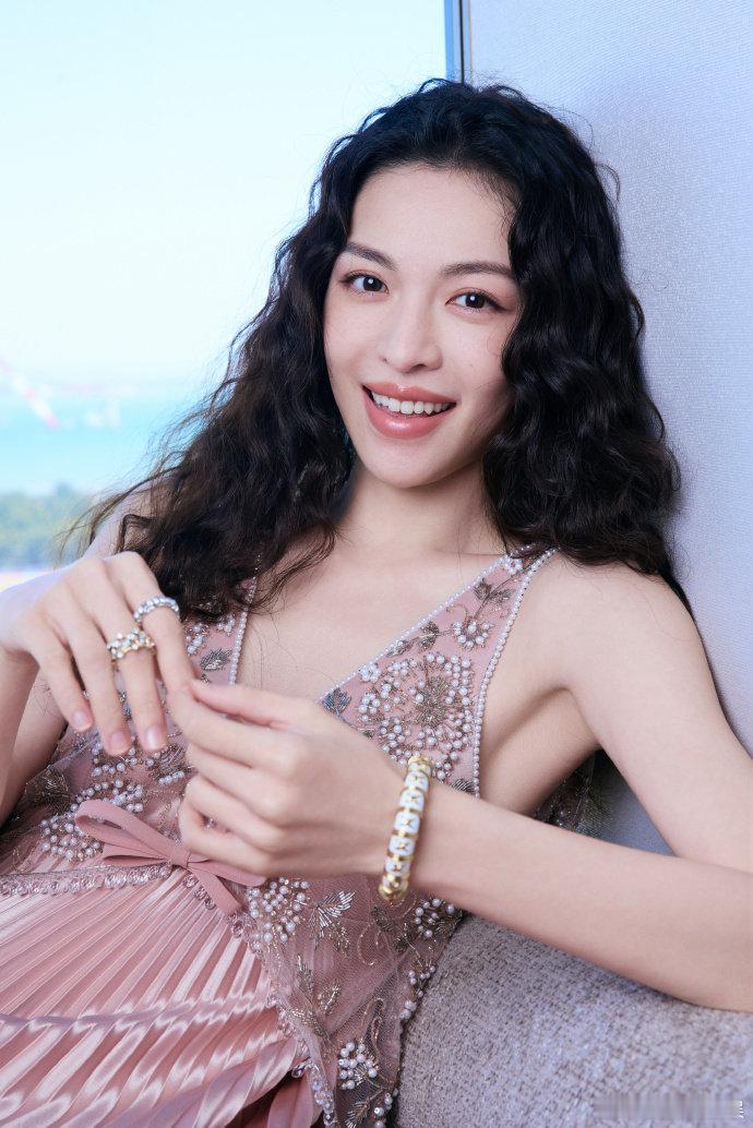 化妆师夸钟楚曦会改妆 钟楚曦十分了解自身特点，对妆容有独到想法，不少场合的妆面细