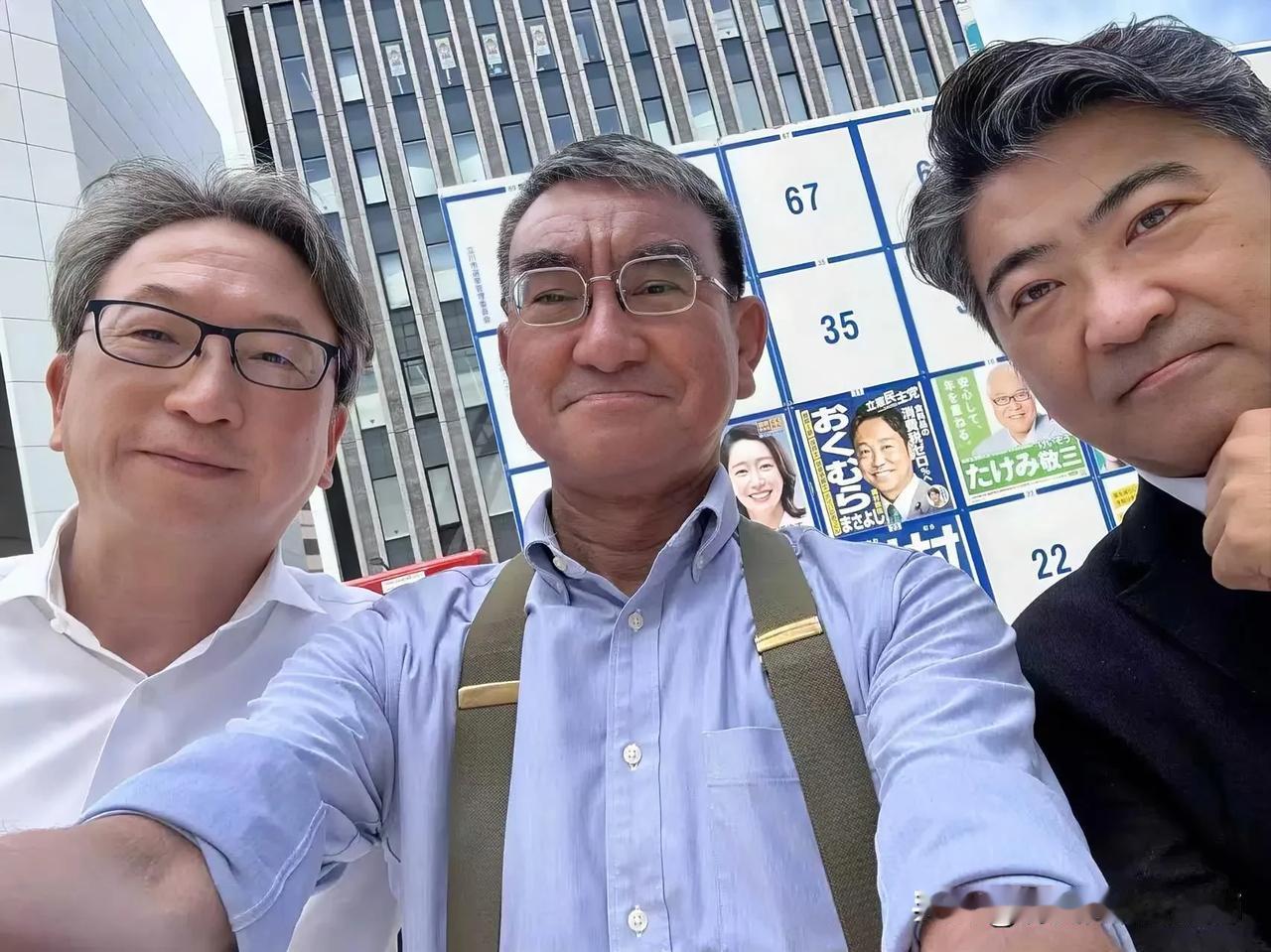 这三位日本自民党精英其实关系非常好！最左的这位叫平将明，1967年2月出生东京都